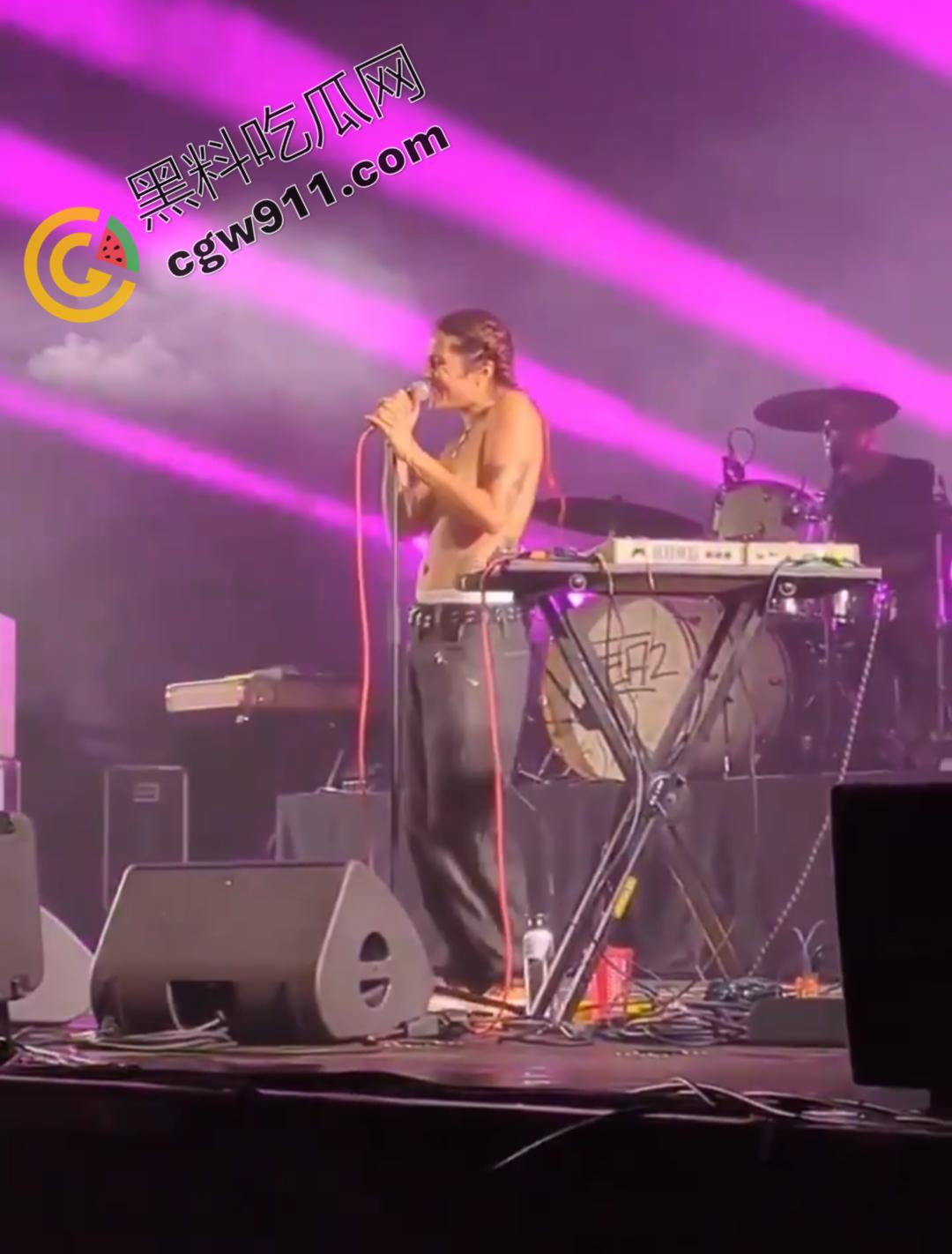 国外大瓜！法国摇滚女神【蕾贝嘉】音乐节上遭遇袭胸后索性全裸，魅力表演震撼全场  第5张