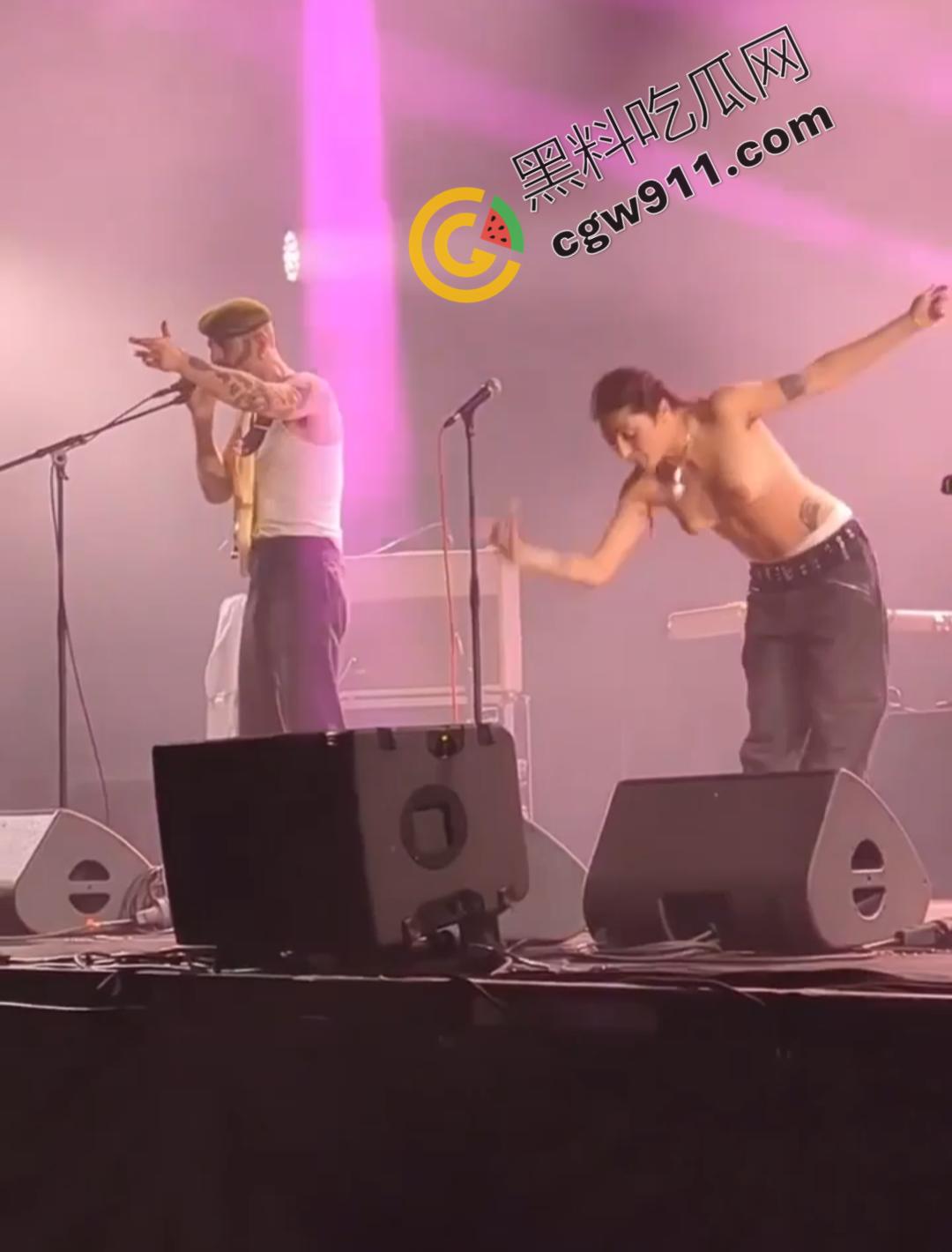 国外大瓜！法国摇滚女神【蕾贝嘉】音乐节上遭遇袭胸后索性全裸，魅力表演震撼全场  第8张