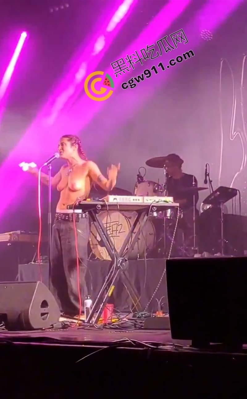 国外大瓜！法国摇滚女神【蕾贝嘉】音乐节上遭遇袭胸后索性全裸，魅力表演震撼全场  第9张