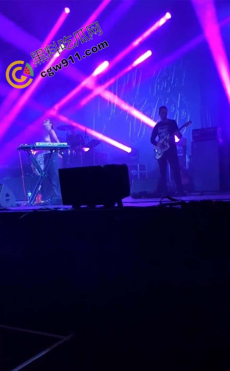 国外大瓜！法国摇滚女神【蕾贝嘉】音乐节上遭遇袭胸后索性全裸，魅力表演震撼全场  第10张