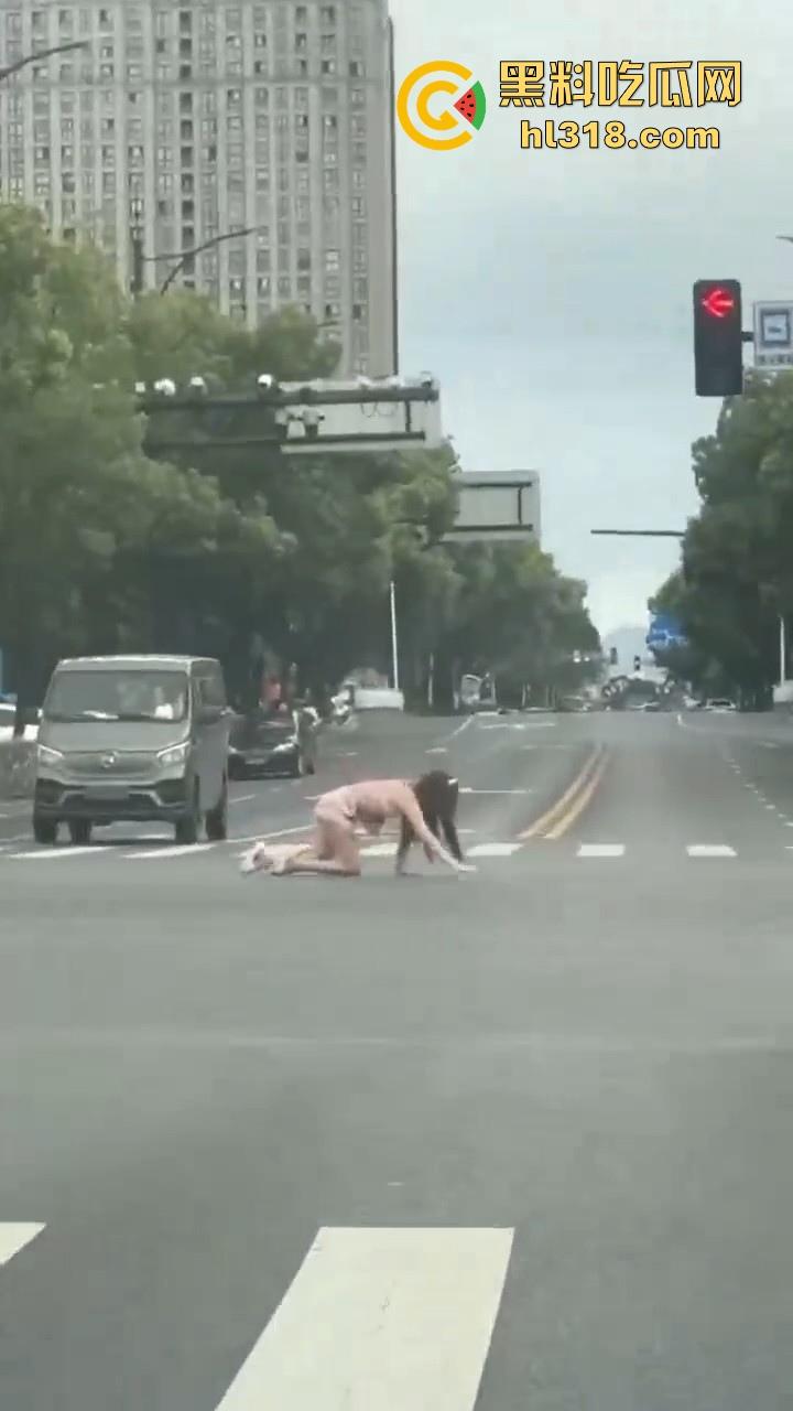 纹身美女十字路口爬行游街，全程母狗式爬行，迷迷糊糊躺在路口中央发骚，这是主人任务还是吸大啦！  第1张