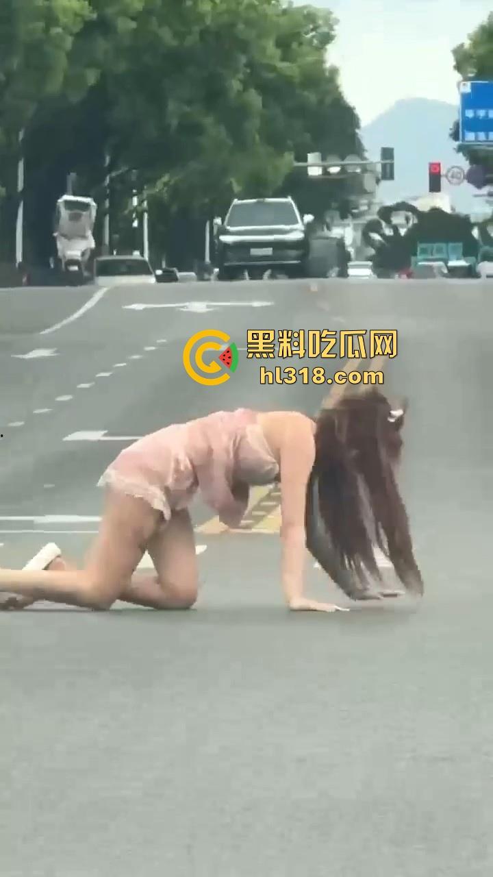 纹身美女十字路口爬行游街，全程母狗式爬行，迷迷糊糊躺在路口中央发骚，这是主人任务还是吸大啦！  第2张