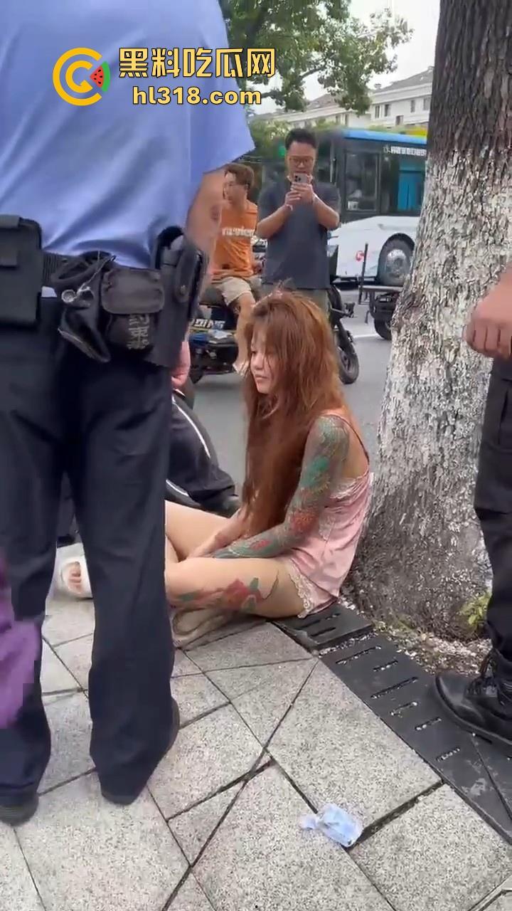纹身美女十字路口爬行游街，全程母狗式爬行，迷迷糊糊躺在路口中央发骚，这是主人任务还是吸大啦！  第4张