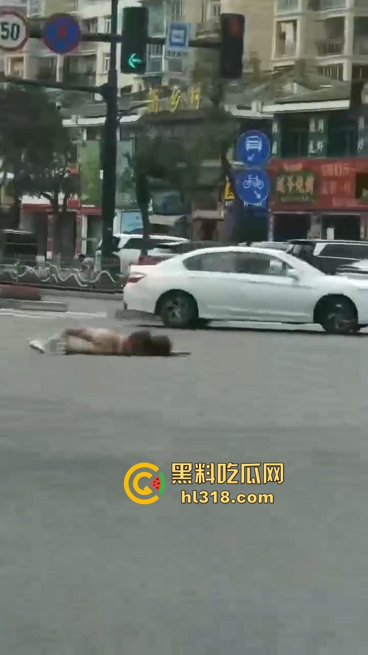 纹身美女十字路口爬行游街，全程母狗式爬行，迷迷糊糊躺在路口中央发骚，这是主人任务还是吸大啦！  第5张