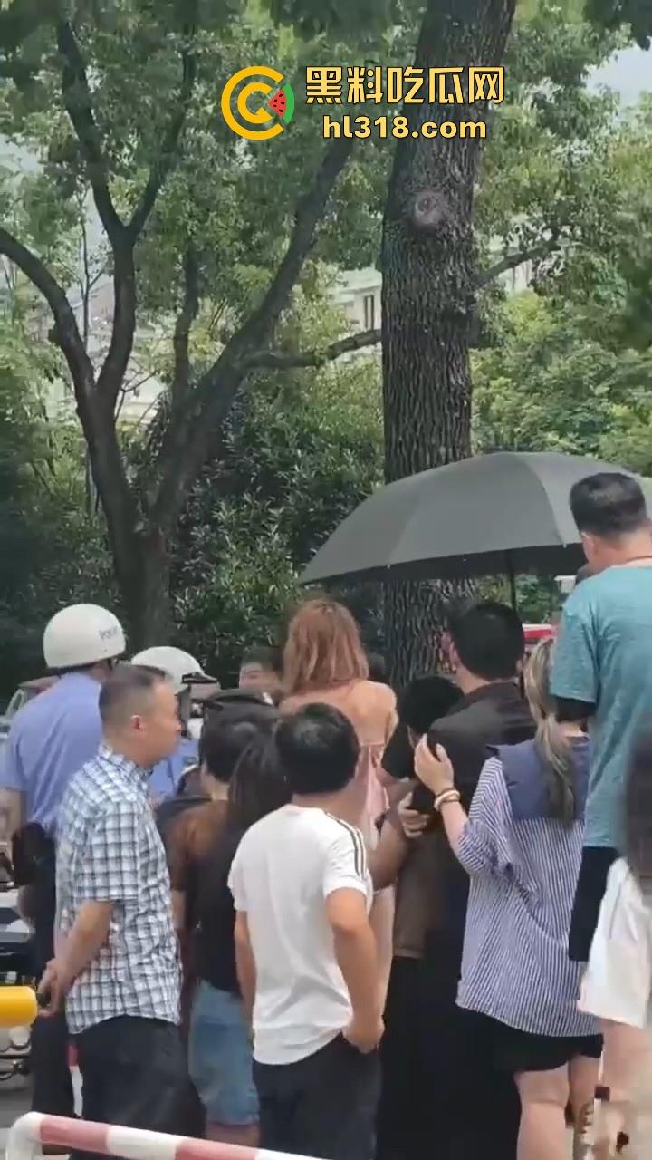 纹身美女十字路口爬行游街，全程母狗式爬行，迷迷糊糊躺在路口中央发骚，这是主人任务还是吸大啦！  第6张