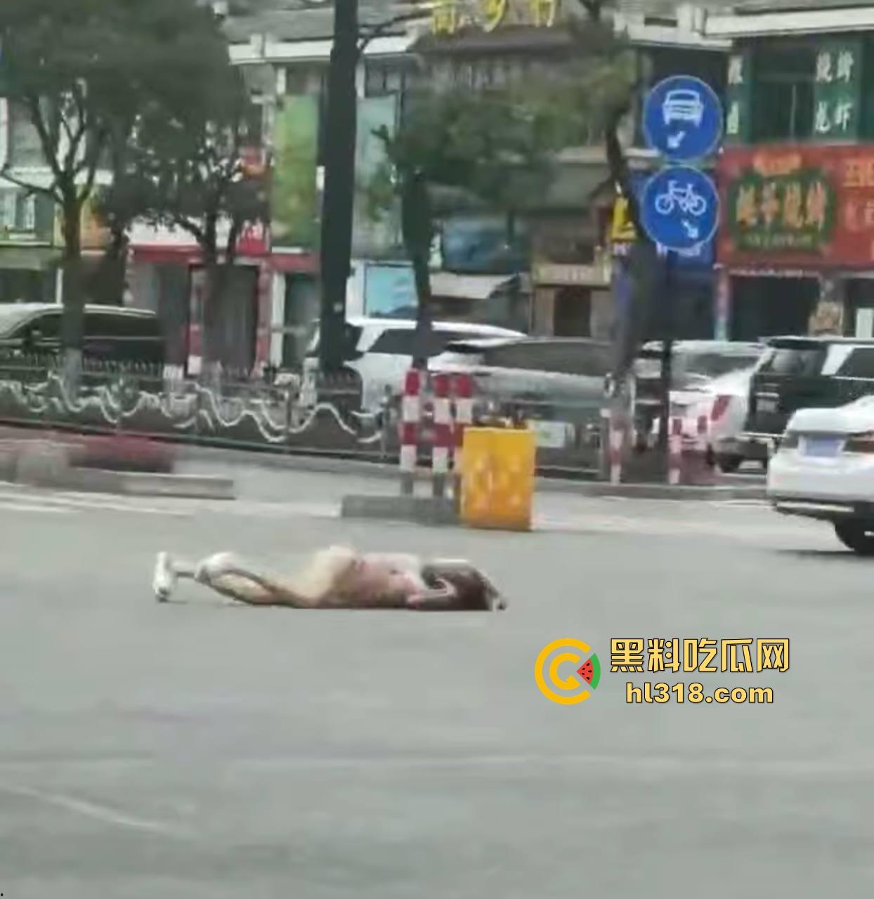 纹身美女十字路口爬行游街，全程母狗式爬行，迷迷糊糊躺在路口中央发骚，这是主人任务还是吸大啦！  第8张