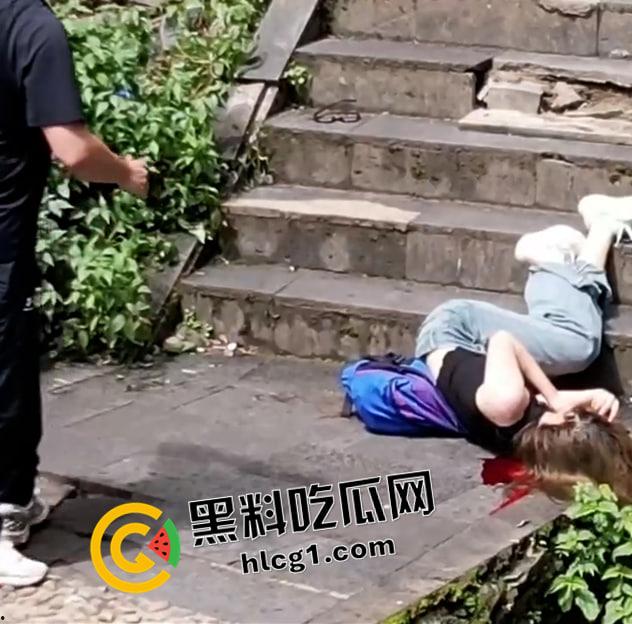 瓦屋山瀑布飞石砸死人现场原视频！瀑布上掉下的碎石直接把人头打烂了 血腥慎入  第1张