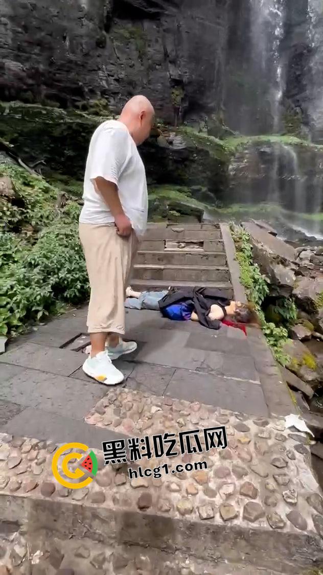 瓦屋山瀑布飞石砸死人现场原视频！瀑布上掉下的碎石直接把人头打烂了 血腥慎入  第3张