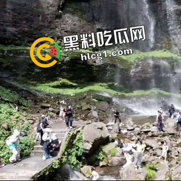 瓦屋山瀑布飞石砸死人现场原视频！瀑布上掉下的碎石直接把人头打烂了 血腥慎入  第5张