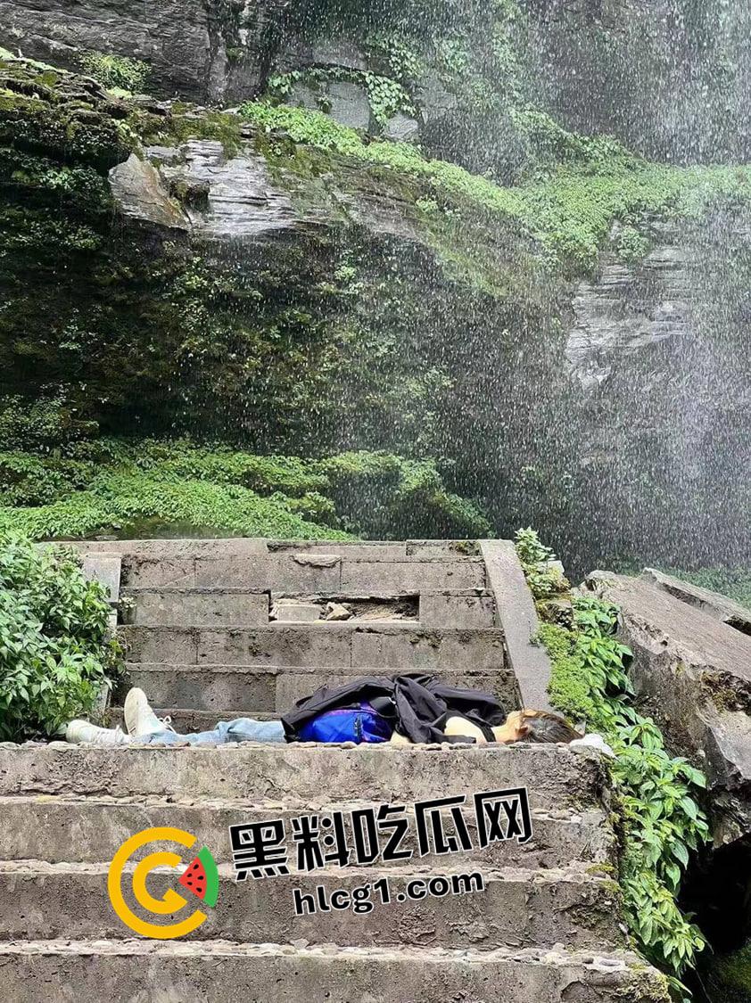 瓦屋山瀑布飞石砸死人现场原视频！瀑布上掉下的碎石直接把人头打烂了 血腥慎入  第6张