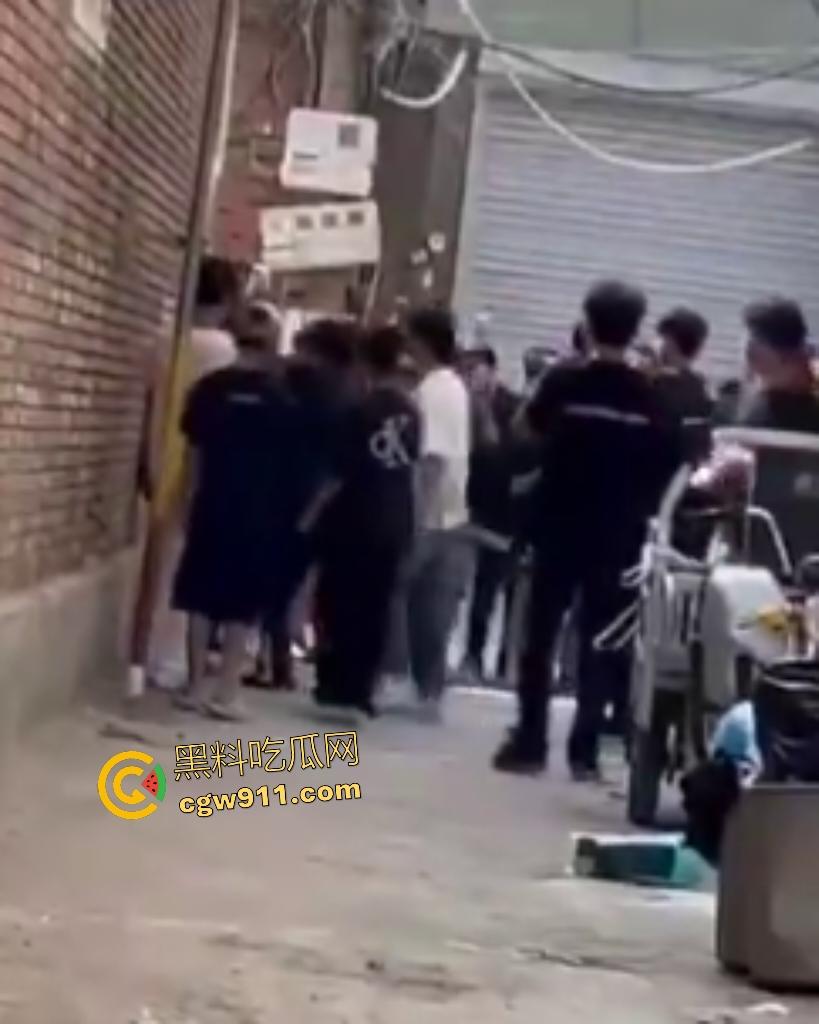 河北廊坊霸州胜芳镇,未成年围殴白衣受害者!小霸王拳脚如雨点狂砸,围观群众起哄拍摄嘲讽“奖励你的”! 第1张 河北廊坊霸州胜芳镇,未成年围殴白衣受害者!小霸王拳脚如雨点狂砸,围观群众起哄拍摄嘲讽“奖励你的”! 第1张