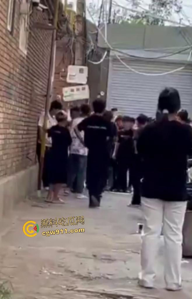 河北廊坊霸州胜芳镇,未成年围殴白衣受害者!小霸王拳脚如雨点狂砸,围观群众起哄拍摄嘲讽“奖励你的”! 第3张 河北廊坊霸州胜芳镇,未成年围殴白衣受害者!小霸王拳脚如雨点狂砸,围观群众起哄拍摄嘲讽“奖励你的”! 第3张