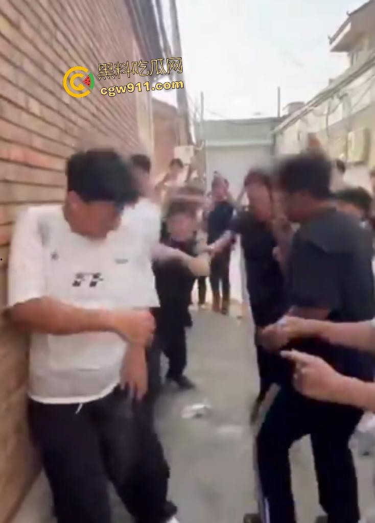 河北廊坊霸州胜芳镇,未成年围殴白衣受害者!小霸王拳脚如雨点狂砸,围观群众起哄拍摄嘲讽“奖励你的”! 第4张 河北廊坊霸州胜芳镇,未成年围殴白衣受害者!小霸王拳脚如雨点狂砸,围观群众起哄拍摄嘲讽“奖励你的”! 第4张