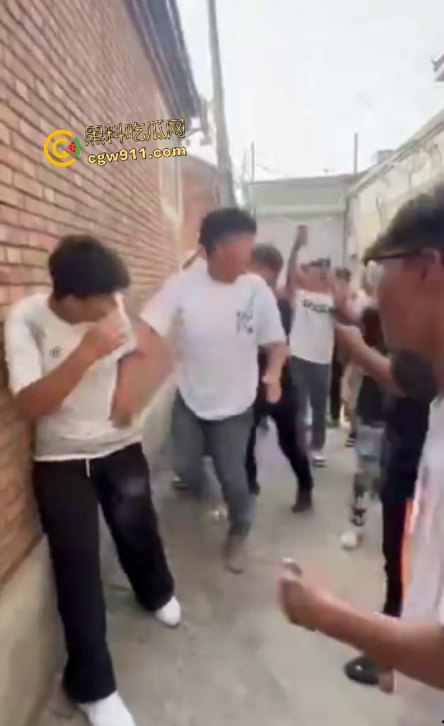 河北廊坊霸州胜芳镇,未成年围殴白衣受害者!小霸王拳脚如雨点狂砸,围观群众起哄拍摄嘲讽“奖励你的”! 第5张 河北廊坊霸州胜芳镇,未成年围殴白衣受害者!小霸王拳脚如雨点狂砸,围观群众起哄拍摄嘲讽“奖励你的”! 第5张