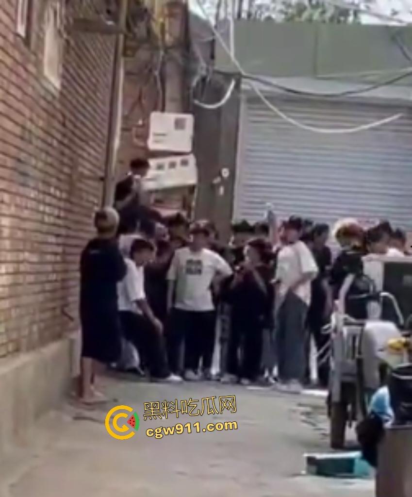 河北廊坊霸州胜芳镇,未成年围殴白衣受害者!小霸王拳脚如雨点狂砸,围观群众起哄拍摄嘲讽“奖励你的”! 第8张 河北廊坊霸州胜芳镇,未成年围殴白衣受害者!小霸王拳脚如雨点狂砸,围观群众起哄拍摄嘲讽“奖励你的”! 第8张