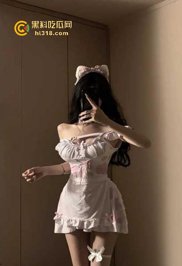 海角乱伦，夜袭寂寞表姐，揉弄美乳肥穴挑逗性欲，骚货饥渴难耐主动撅臀求操，直接无套上阵！  第1张