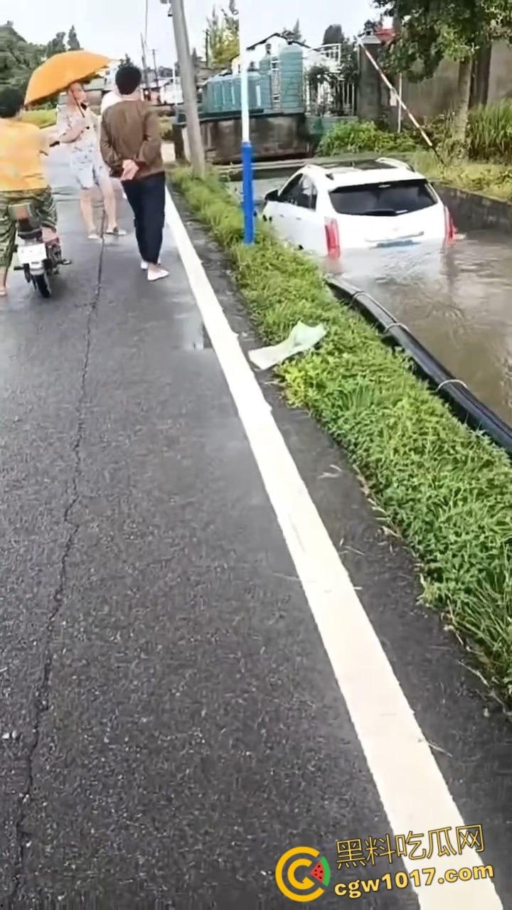 四川德阳花景村乡道，两辆小轿车双双栽进沟里，真是有卧龙的地方就有凤雏，这事情够笑一阵子了！  第1张