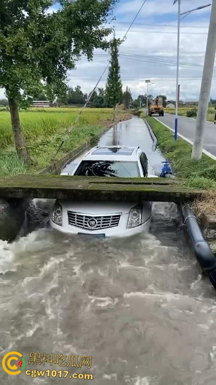四川德阳花景村乡道，两辆小轿车双双栽进沟里，真是有卧龙的地方就有凤雏，这事情够笑一阵子了！  第2张