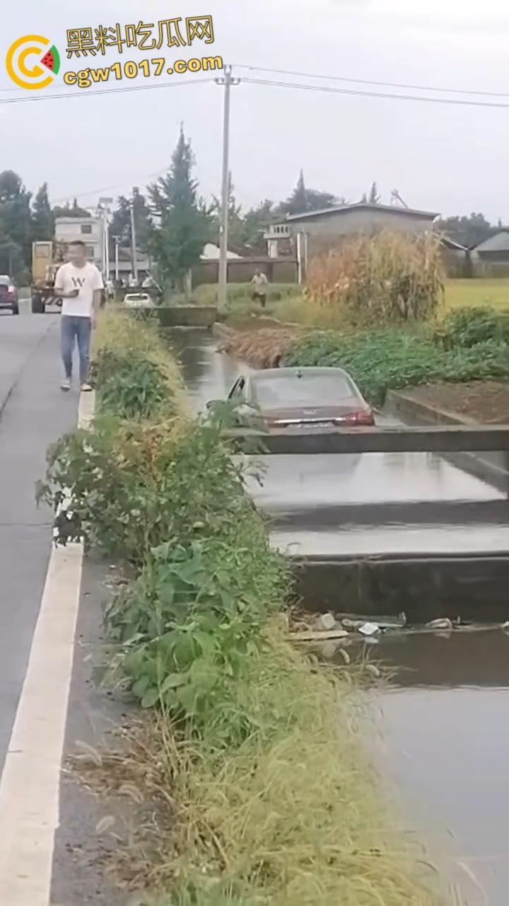 四川德阳花景村乡道，两辆小轿车双双栽进沟里，真是有卧龙的地方就有凤雏，这事情够笑一阵子了！  第4张