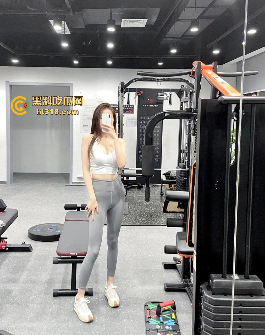 海角乱伦,趁大哥不在家硬上刚健完身的嫂子,厨房无套后入,激情打桩,无毛白虎太极品了! 第2张 海角乱伦,趁大哥不在家硬上刚健完身的嫂子,厨房无套后入,激情打桩,无毛白虎太极品了! 第2张