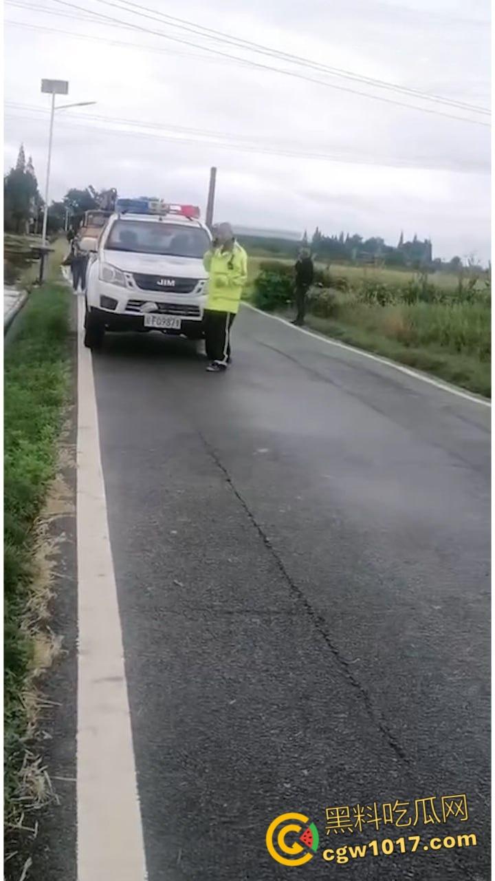 四川德阳花景村乡道，两辆小轿车双双栽进沟里，真是有卧龙的地方就有凤雏，这事情够笑一阵子了！  第5张