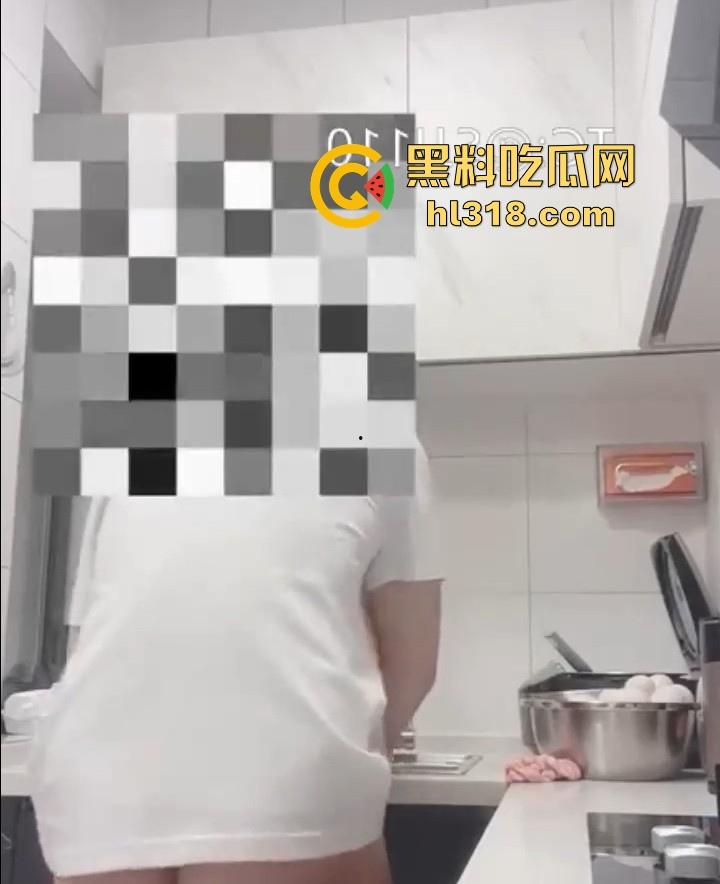 海角乱伦,趁大哥不在家硬上刚健完身的嫂子,厨房无套后入,激情打桩,无毛白虎太极品了! 第3张 海角乱伦,趁大哥不在家硬上刚健完身的嫂子,厨房无套后入,激情打桩,无毛白虎太极品了! 第3张