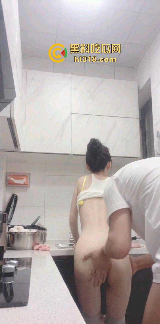 海角乱伦,趁大哥不在家硬上刚健完身的嫂子,厨房无套后入,激情打桩,无毛白虎太极品了! 第5张 海角乱伦,趁大哥不在家硬上刚健完身的嫂子,厨房无套后入,激情打桩,无毛白虎太极品了! 第5张