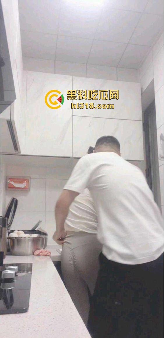 海角乱伦,趁大哥不在家硬上刚健完身的嫂子,厨房无套后入,激情打桩,无毛白虎太极品了! 第6张 海角乱伦,趁大哥不在家硬上刚健完身的嫂子,厨房无套后入,激情打桩,无毛白虎太极品了! 第6张