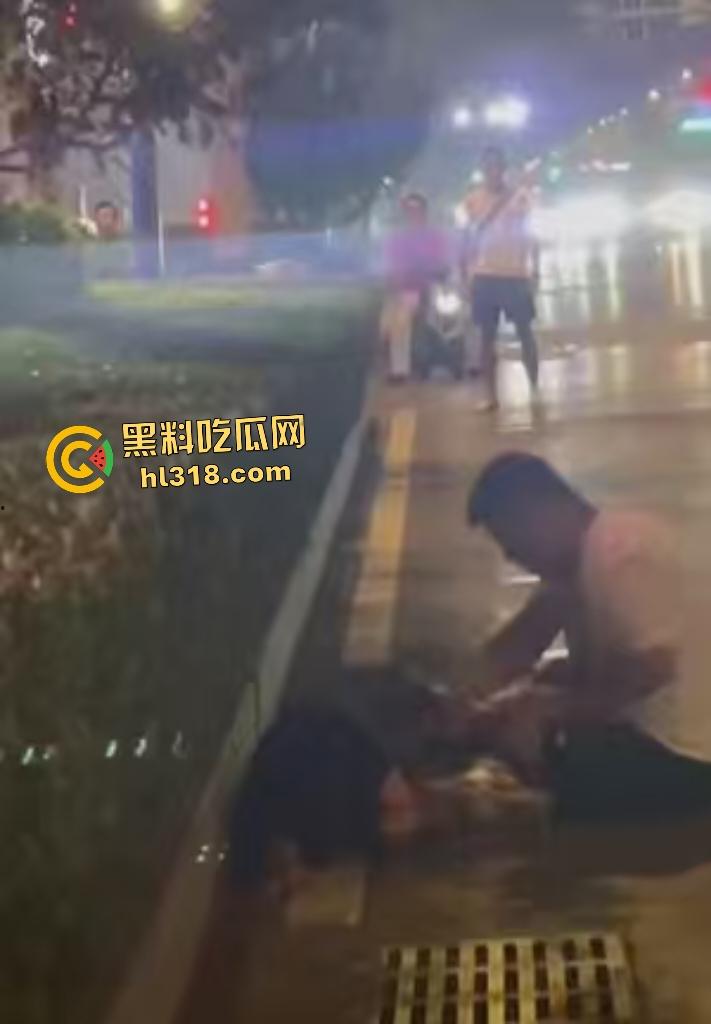 河南一女友出轨在马路边被男友狂扇巴掌,质问你凭什么把逼给他?还扒裤当场羞辱女友! 第1张 河南一女友出轨在马路边被男友狂扇巴掌,质问你凭什么把逼给他?还扒裤当场羞辱女友! 第1张