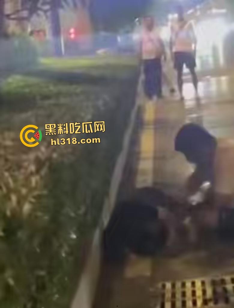 河南一女友出轨在马路边被男友狂扇巴掌,质问你凭什么把逼给他?还扒裤当场羞辱女友! 第2张 河南一女友出轨在马路边被男友狂扇巴掌,质问你凭什么把逼给他?还扒裤当场羞辱女友! 第2张