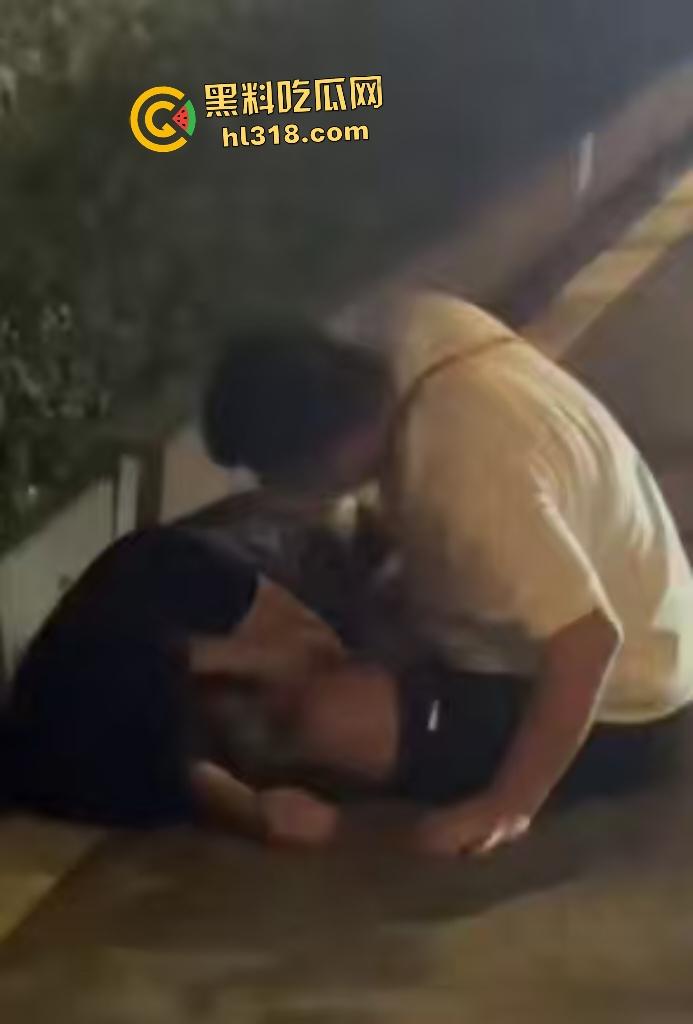 河南一女友出轨在马路边被男友狂扇巴掌,质问你凭什么把逼给他?还扒裤当场羞辱女友! 第6张 河南一女友出轨在马路边被男友狂扇巴掌,质问你凭什么把逼给他?还扒裤当场羞辱女友! 第6张