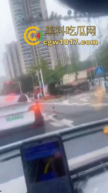 重庆巴南李家坨恒大城发生严重车祸，渣土车碰外卖小电驴，一个侧翻 将旁边的外卖小哥埋压致死，这真是鸡蛋碰石头，死无全尸啊！  第2张