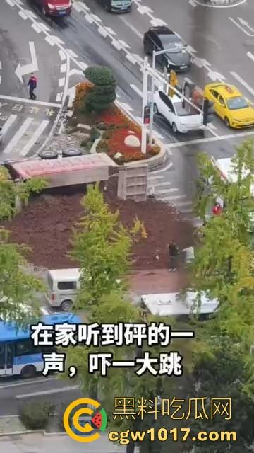 重庆巴南李家坨恒大城发生严重车祸，渣土车碰外卖小电驴，一个侧翻 将旁边的外卖小哥埋压致死，这真是鸡蛋碰石头，死无全尸啊！  第3张