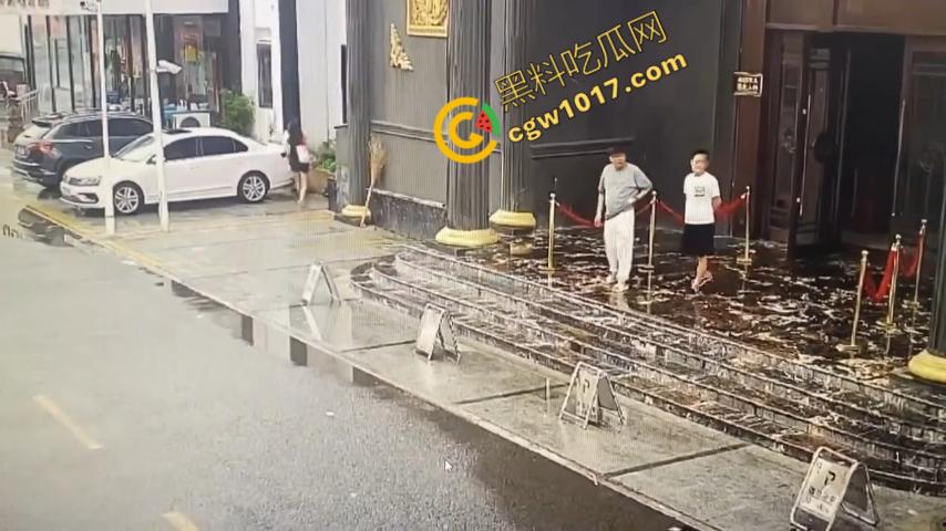 血腥暴力！两男子被疯狂催收员砍伤！街头刀光剑影，鲜血四溅，高利贷催收员下手无情，横行无忌  第1张