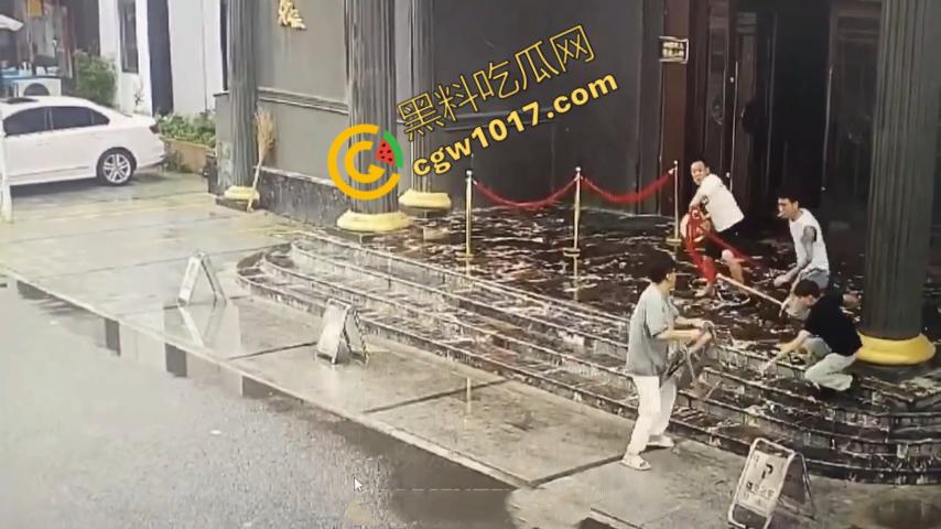 血腥暴力！两男子被疯狂催收员砍伤！街头刀光剑影，鲜血四溅，高利贷催收员下手无情，横行无忌  第3张