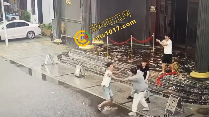 血腥暴力！两男子被疯狂催收员砍伤！街头刀光剑影，鲜血四溅，高利贷催收员下手无情，横行无忌  第4张