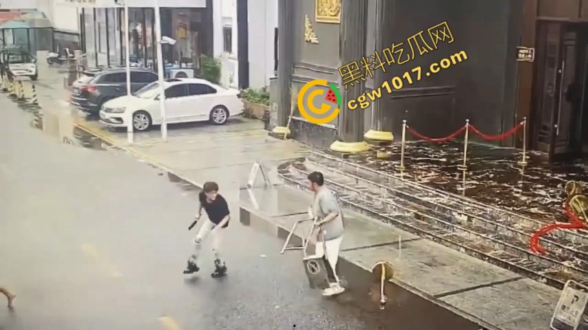 血腥暴力！两男子被疯狂催收员砍伤！街头刀光剑影，鲜血四溅，高利贷催收员下手无情，横行无忌  第6张