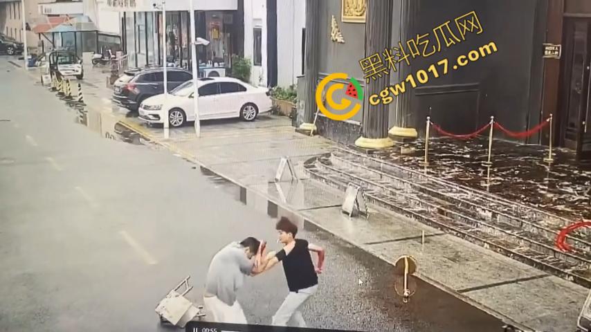 血腥暴力！两男子被疯狂催收员砍伤！街头刀光剑影，鲜血四溅，高利贷催收员下手无情，横行无忌  第7张