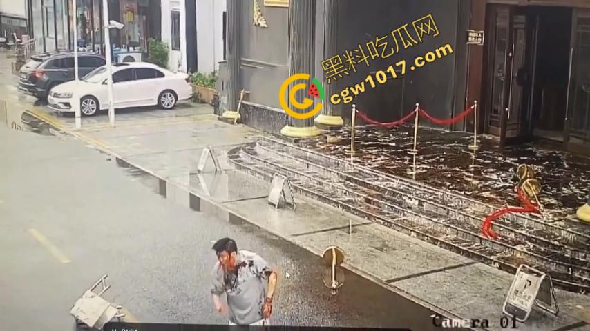 血腥暴力！两男子被疯狂催收员砍伤！街头刀光剑影，鲜血四溅，高利贷催收员下手无情，横行无忌  第8张