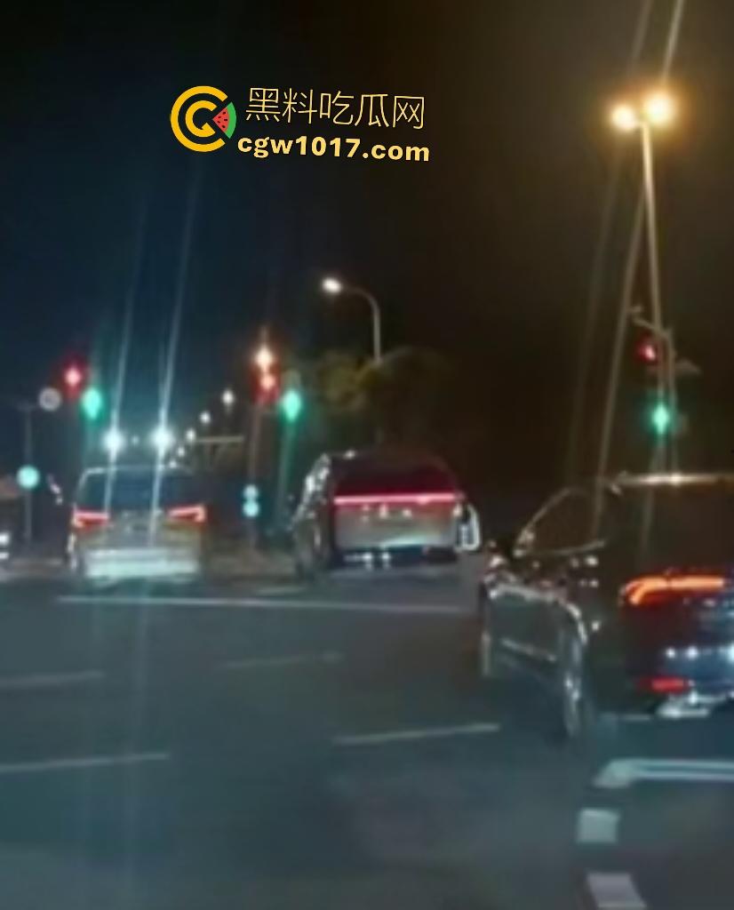 10月24凌晨理想MEGA自燃起火，车主跳车逃命，车底爆燃喷火，不得不说理想做“移动烤箱”还是有一手的！  第1张