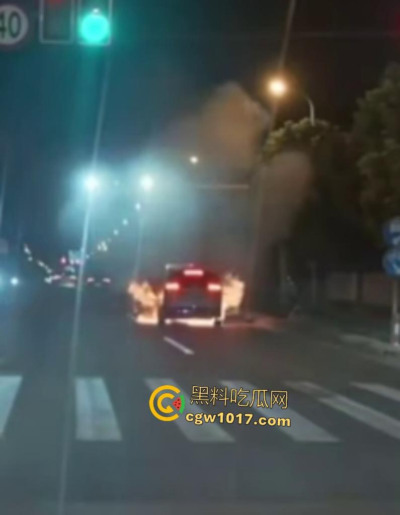 10月24凌晨理想MEGA自燃起火，车主跳车逃命，车底爆燃喷火，不得不说理想做“移动烤箱”还是有一手的！  第2张