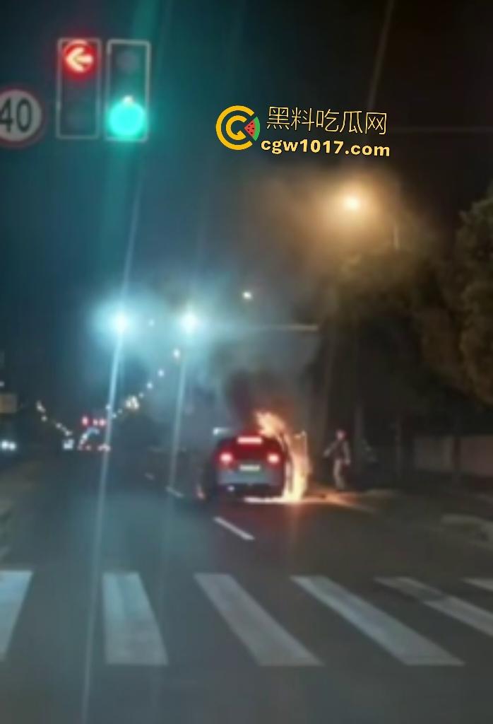 10月24凌晨理想MEGA自燃起火，车主跳车逃命，车底爆燃喷火，不得不说理想做“移动烤箱”还是有一手的！  第3张