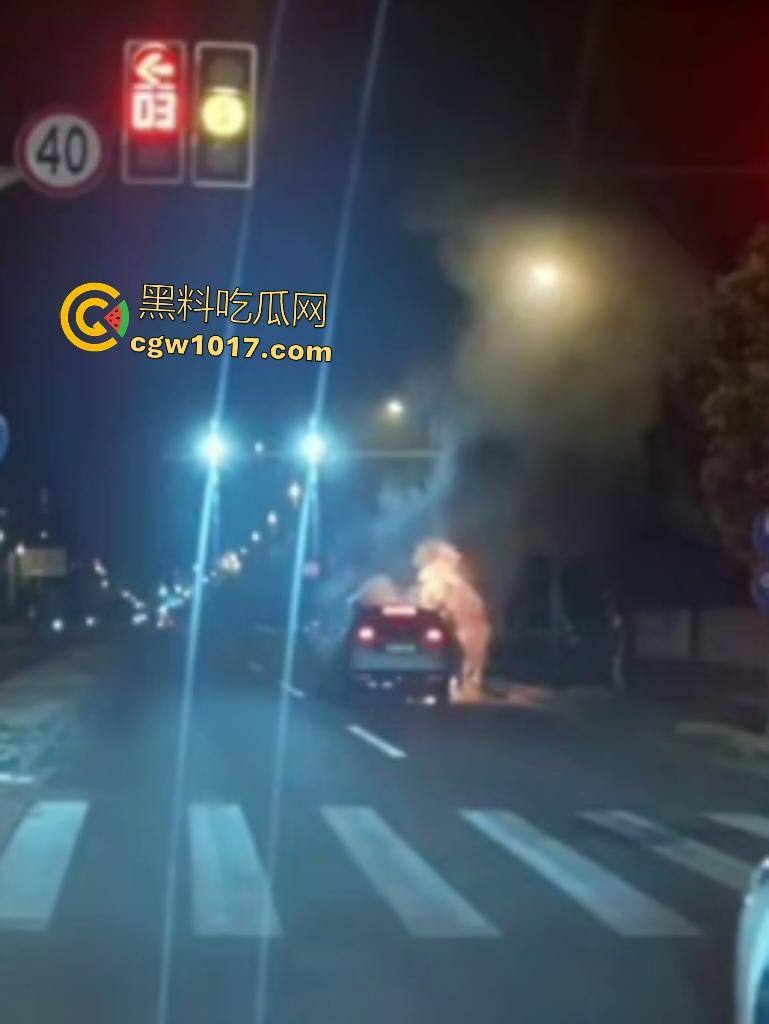 10月24凌晨理想MEGA自燃起火，车主跳车逃命，车底爆燃喷火，不得不说理想做“移动烤箱”还是有一手的！  第5张