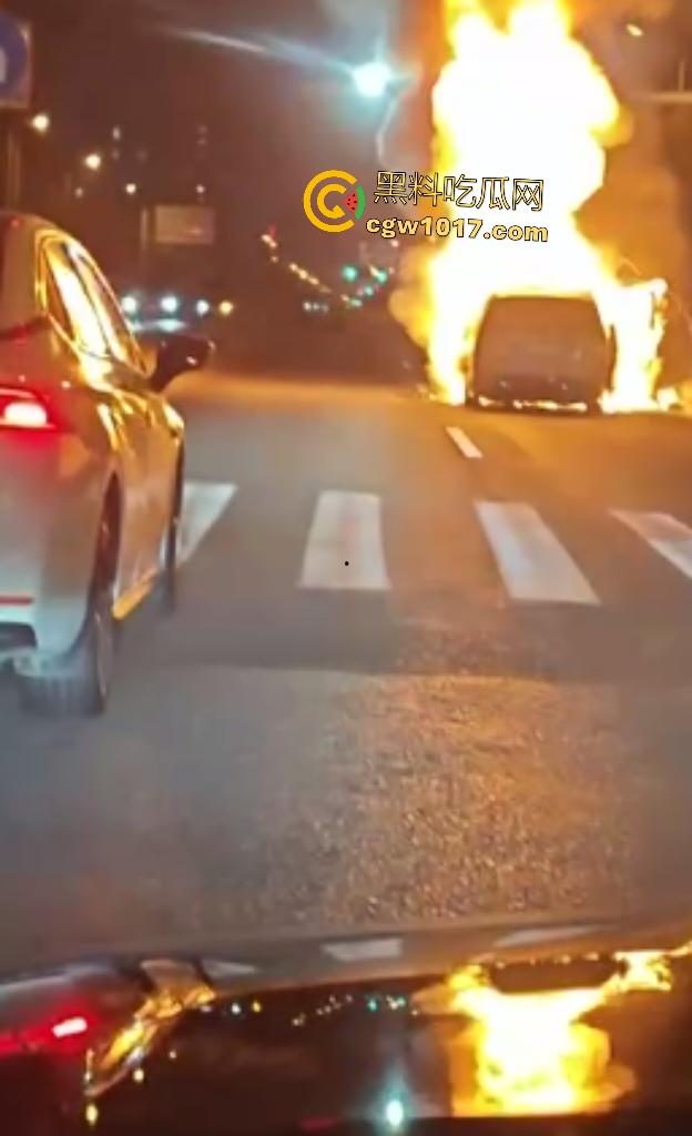 10月24凌晨理想MEGA自燃起火，车主跳车逃命，车底爆燃喷火，不得不说理想做“移动烤箱”还是有一手的！  第8张