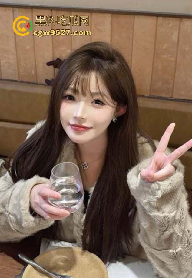 大奶姐姐换护士装玩角色扮演， 包臀群配上黑丝跪地口交，花式做爱猛插打桩， 太用力了把姐姐逼都干肿了！  第2张