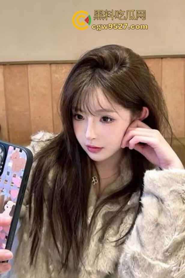 大奶姐姐换护士装玩角色扮演， 包臀群配上黑丝跪地口交，花式做爱猛插打桩， 太用力了把姐姐逼都干肿了！  第3张