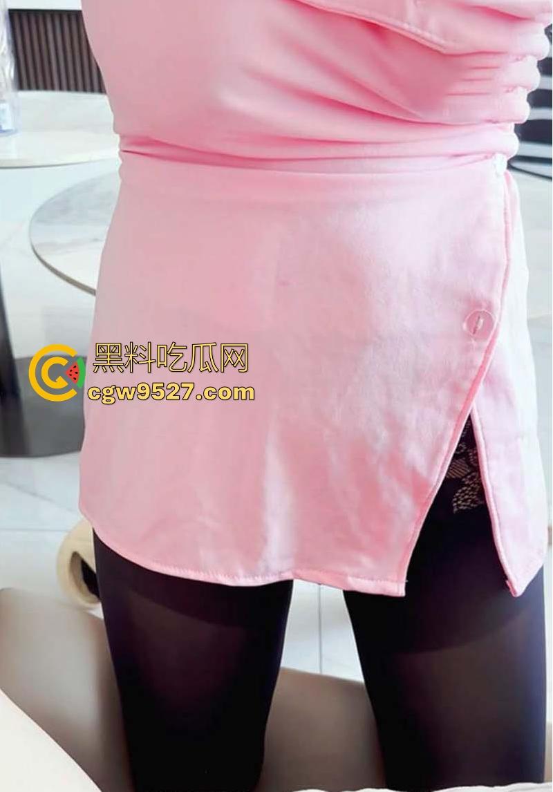 大奶姐姐换护士装玩角色扮演， 包臀群配上黑丝跪地口交，花式做爱猛插打桩， 太用力了把姐姐逼都干肿了！  第4张