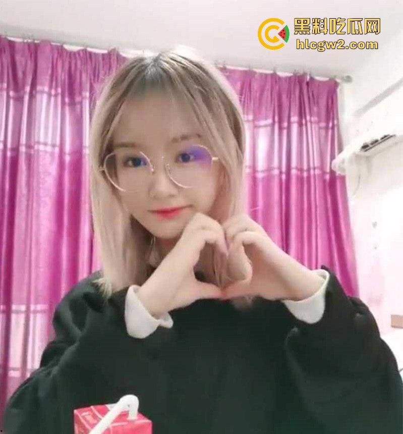 眼镜学霸【石语嫣】竟是夜里的骚母狗 修长美腿巨乳丰盈，玩穴放尿，到处约炮满足欲望！  第1张