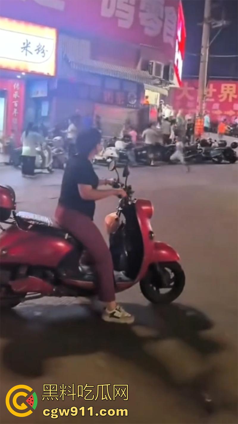 广西藤县河西疯牛伤人事件，伤者正在治疗疯牛仍在逃，警方联合多部门在大冲肚区域追捕！  第3张