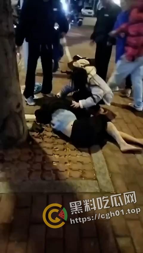 大快人心！广西精神小伙深夜飙车失误 脑浆都撞出来撒一点 血腥慎点  第4张